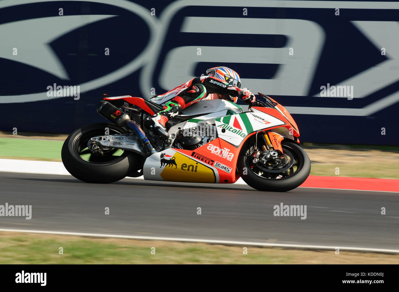 Saint-Marin, Italie - 24 septembre 2011 : usine Aprilia RSV4 - Aprilia Alitalia Racing Team conduite par Leon Camier GBR lors de la course Superbike Banque D'Images