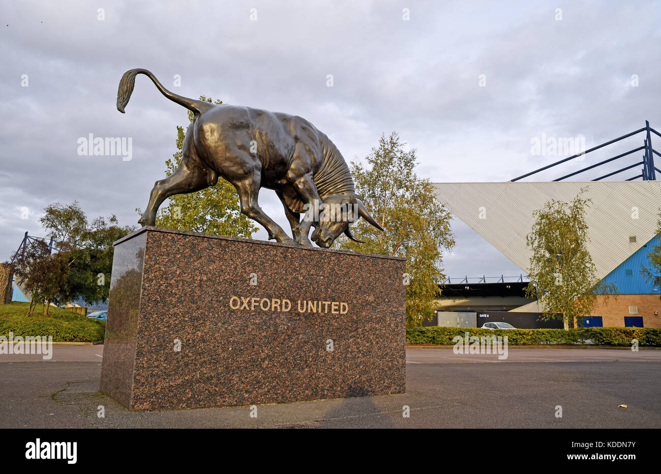 Oxford Oxfordshire UK - Oxford a Uni le Kassam Stadium avec une statue de taureau de bœuf en bronze à l'extérieur Banque D'Images