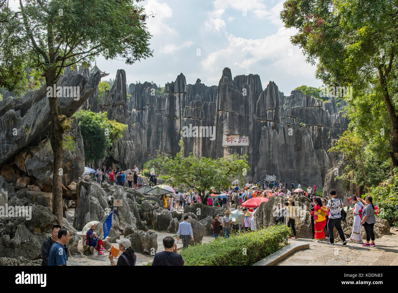 Les touristes à une plus grande forêt de pierre de Shilin,, près de Kunming, Yunnan, Chine Banque D'Images