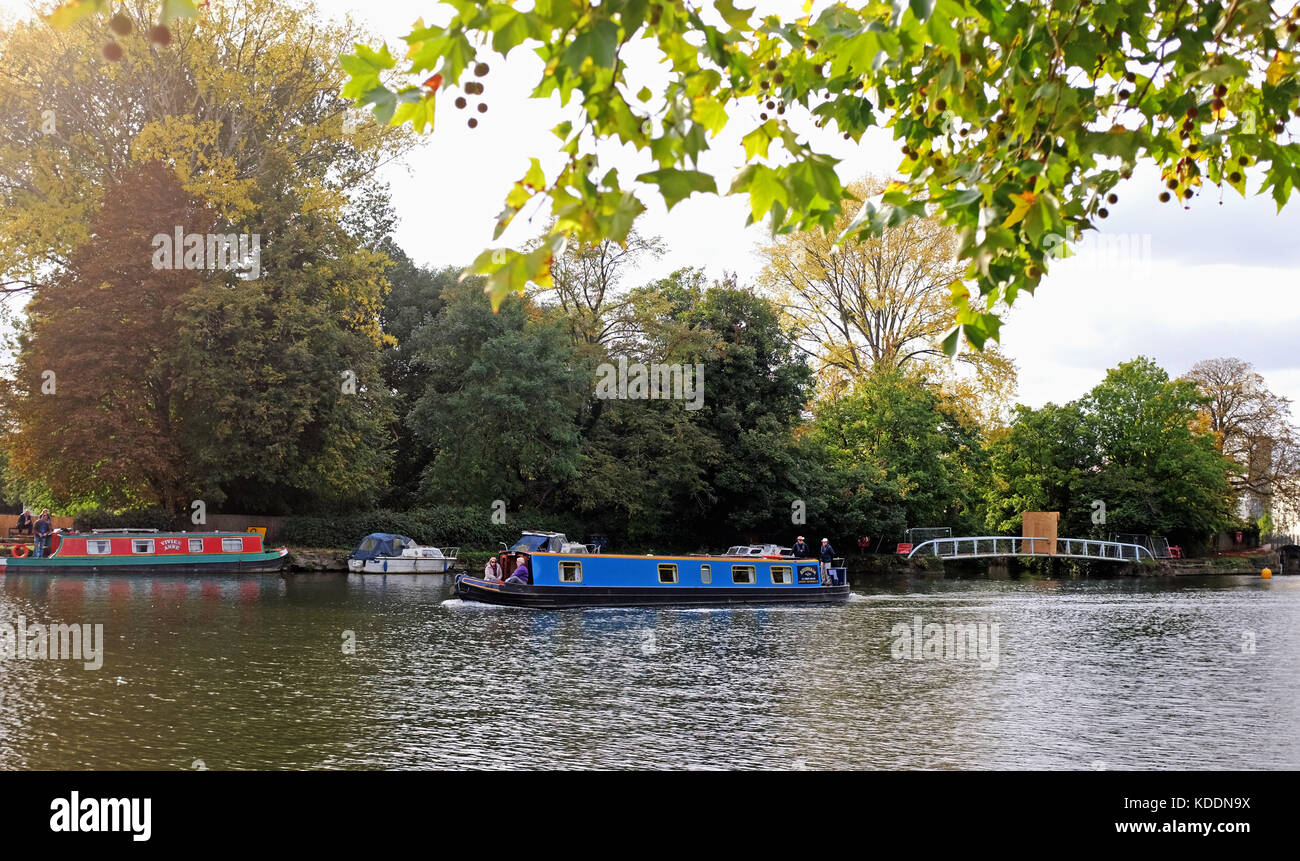 Oxford oxfordshire - Angleterre narrowboats au bord de la Tamise dans le centre-ville Banque D'Images