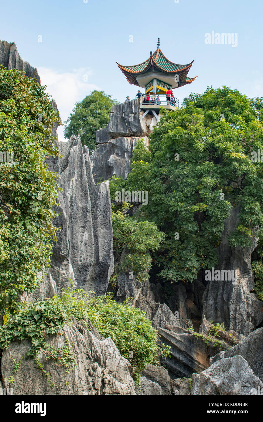 Pavilion lookout, une plus grande forêt de pierre de Shilin,, près de Kunming, Yunnan, Chine Banque D'Images