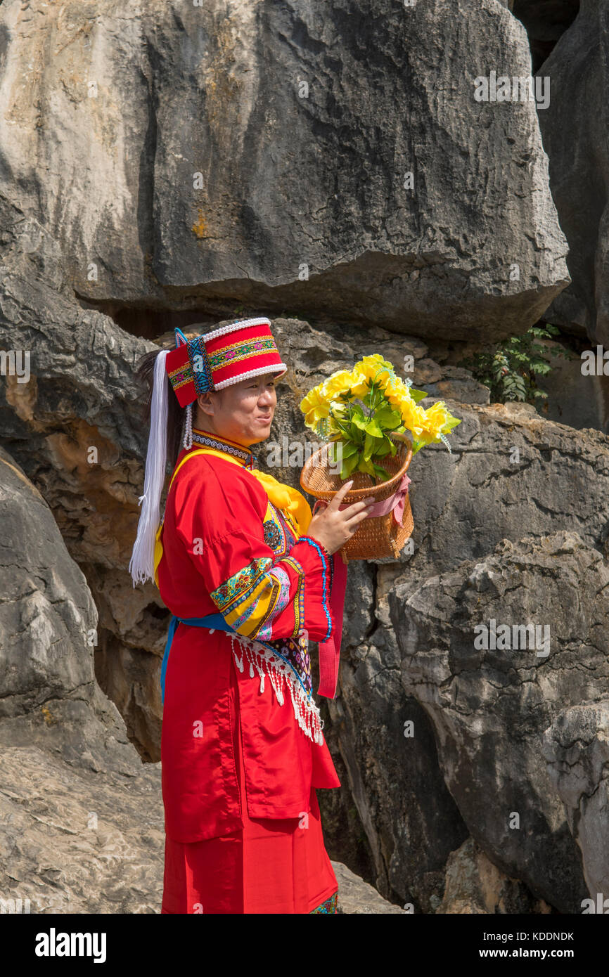 Costumes ethniques minoritaires, forêt de pierre de Shilin,, près de Kunming, Yunnan, Chine Banque D'Images