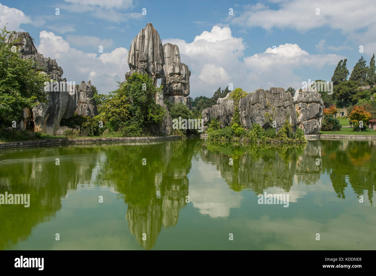 Réflexions à une plus grande forêt de pierre de Shilin,, près de Kunming, Yunnan, Chine Banque D'Images