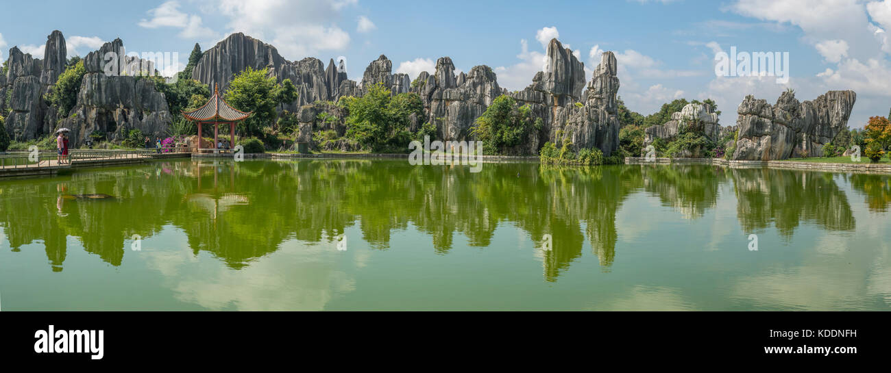 Réflexions d'une plus grande forêt de pierre de Shilin, panorama, près de Kunming, Yunnan, Chine Banque D'Images