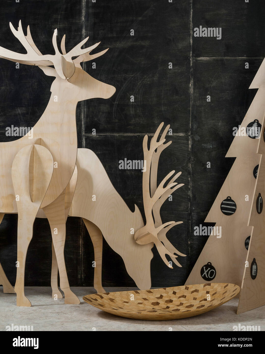 La nouvelle année et les décorations de Noël et le sapin, contreplaqué - multiplex le cerf et un 
