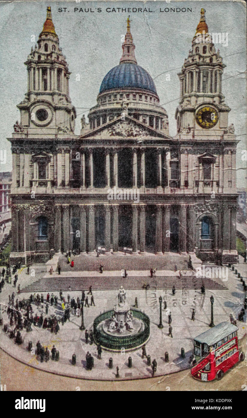 LONDON, UK-1950 de l'ACEI : Vintage carte postale avec vue frontale de la cathédrale St Paul à Londres vers 1950. Banque D'Images