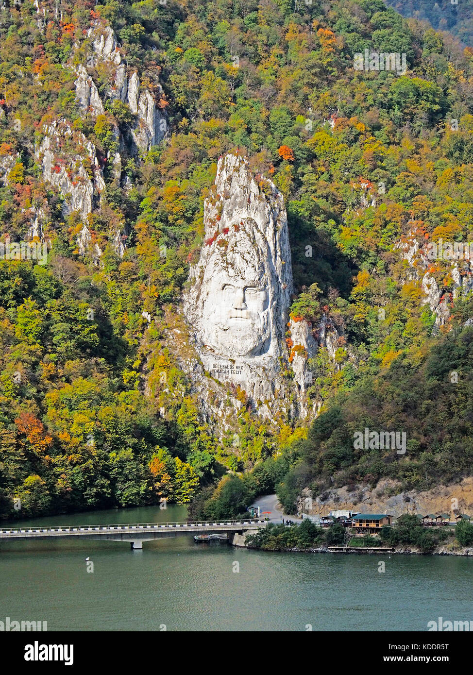 Chef du dernier roi de Dacie, decebal (decebalus) sculptées dans la pierre sur la banque qui surplombe le Danube à partir de la partie roumaine de rivière à gorges des portes de fer. Banque D'Images