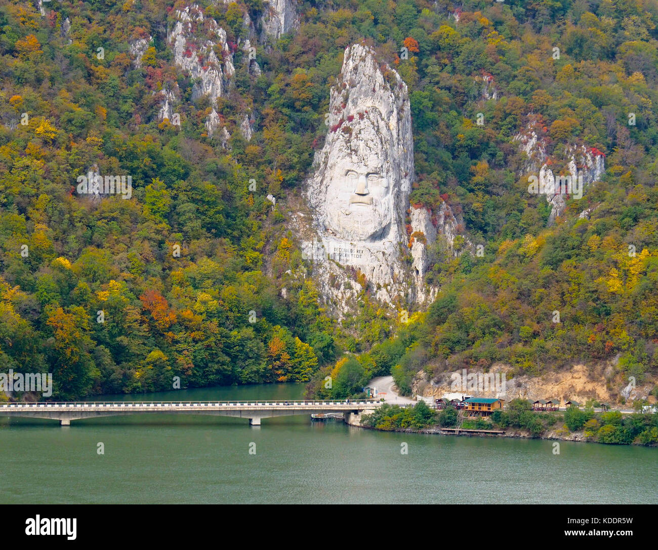 Chef du dernier roi de Dacie, decebal (decebalus) sculptées dans la pierre sur la banque qui surplombe le Danube à partir de la partie roumaine de rivière à gorges des portes de fer. Banque D'Images