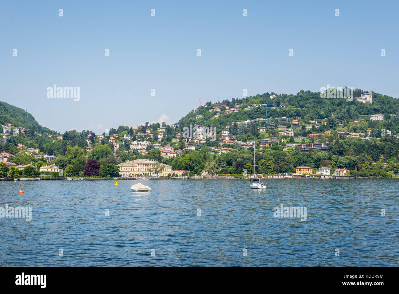 Paysage pittoresque avec des maisons sur les pentes de la montagne sur les rives du lac de Côme dans la région de Como, Italie Banque D'Images