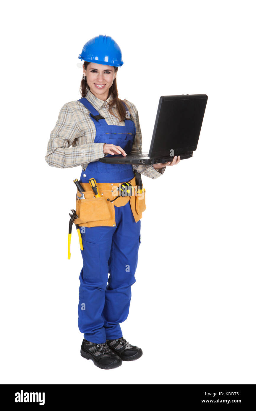 Travailleur féminin Working On Laptop Over White Background Banque D'Images