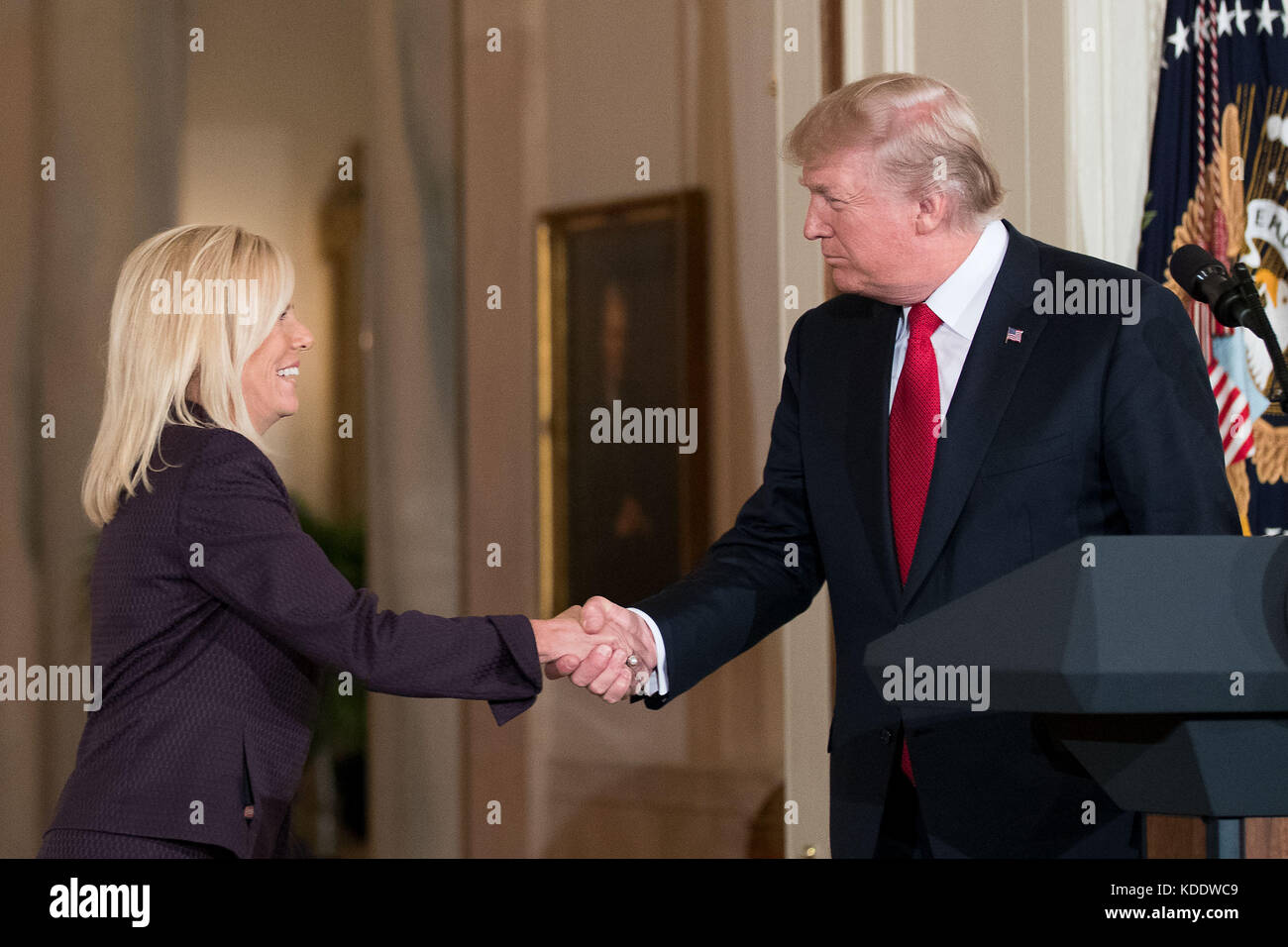 Washington, États-Unis. 12 octobre 2017. Le président américain Donald Trump (R) serre la main à Kirstjen Nielsen lors de son annonce de nomination à la Maison Blanche à Washington, DC, aux États-Unis, le 12 octobre 2017. Trump a nommé mercredi Kirstjen Nielsen, une assistante du chef de cabinet de la Maison Blanche John Kelly, au poste de secrétaire à la sécurité intérieure. Crédit : Ting Shen/Xinhua/Alamy Live News Banque D'Images