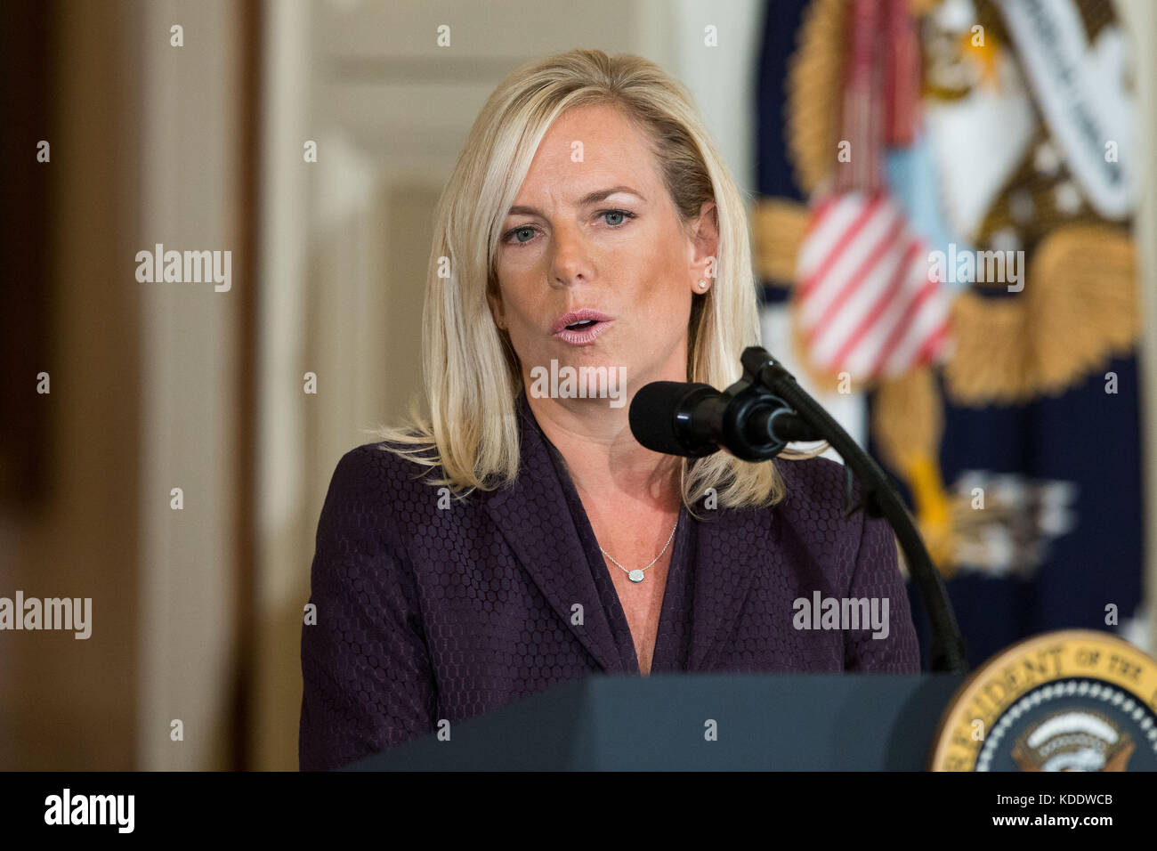 Washington, États-Unis. 12 octobre 2017. Kirstjen Nielsen prend la parole lors de son annonce de nomination à la Maison Blanche à Washington, DC, aux États-Unis, le 12 octobre 2017. Mercredi, le président américain Donald Trump a nommé Kirstjen Nielsen, un assistant du chef d'état-major de la Maison Blanche John Kelly, au poste de secrétaire à la sécurité intérieure. Crédit : Ting Shen/Xinhua/Alamy Live News Banque D'Images