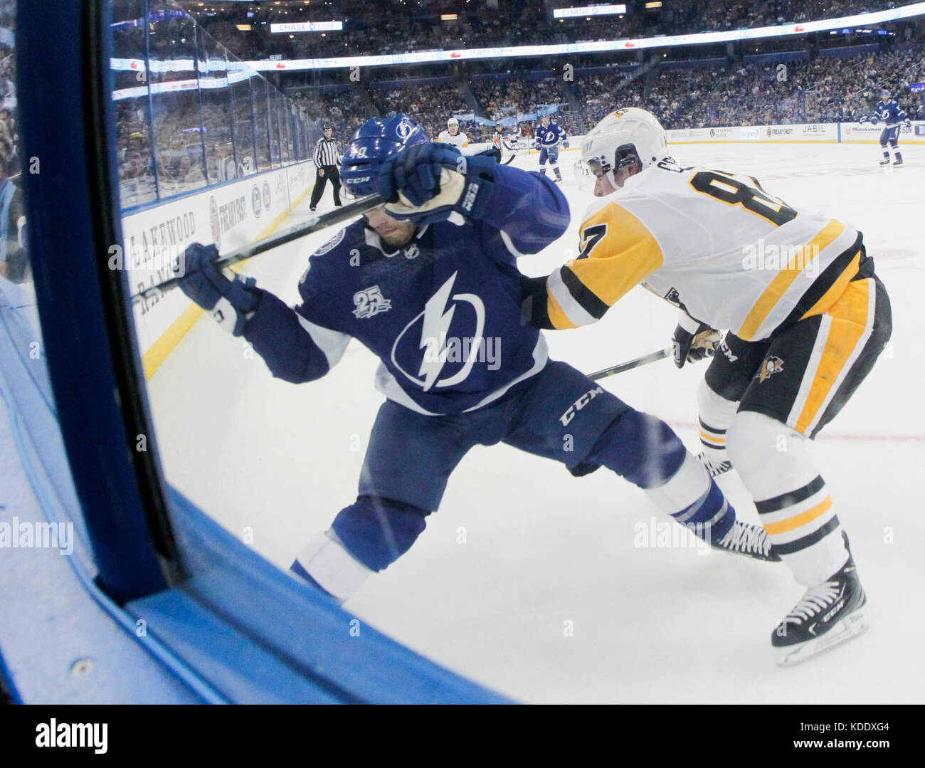 Tampa, Floride, USA. Oct 12, 2017. DIRK SHADD | fois .le Lightning de Tampa Bay center Gabriel Dumont (40) Centre de batailles Penguins de Pittsburgh Sidney Crosby (87) le long de la vitre au cours de première période l'action à l'Amalie Arena à Tampa jeudi soir (10/12/17) Credit : Dirk Shadd/Tampa Bay Times/ZUMA/Alamy Fil Live News Banque D'Images