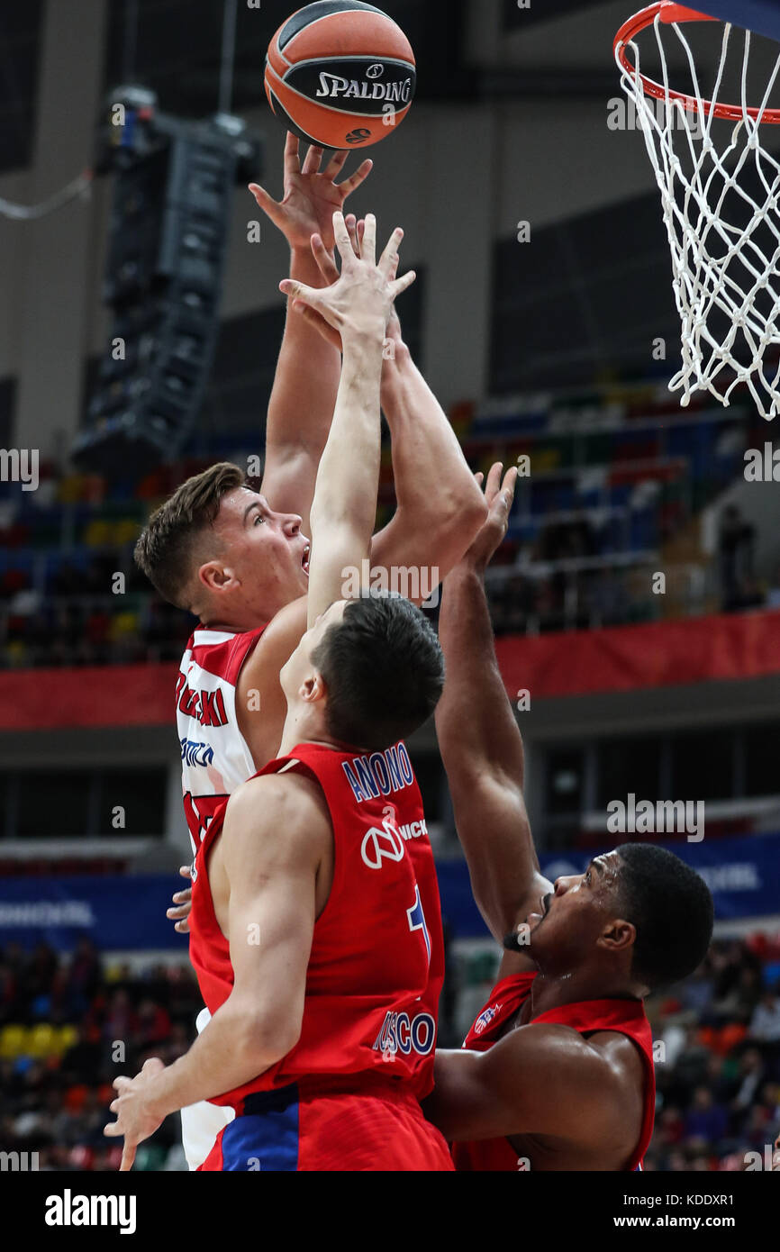 Moscou, Russie. 12 octobre 2017. Kaleb Tarczewski (G) de l'AX Armani Exchange Olimpia Milan tire pendant le match de basket Euroleague entre le CSKA Moscou et l'AX Armani Exchange Olimpia Milan à Moscou, Russie, le 12 octobre 2017. CSKA Moscou a gagné 93-84. Crédit : Wu Zhuang/Xinhua/Alamy Live News Banque D'Images