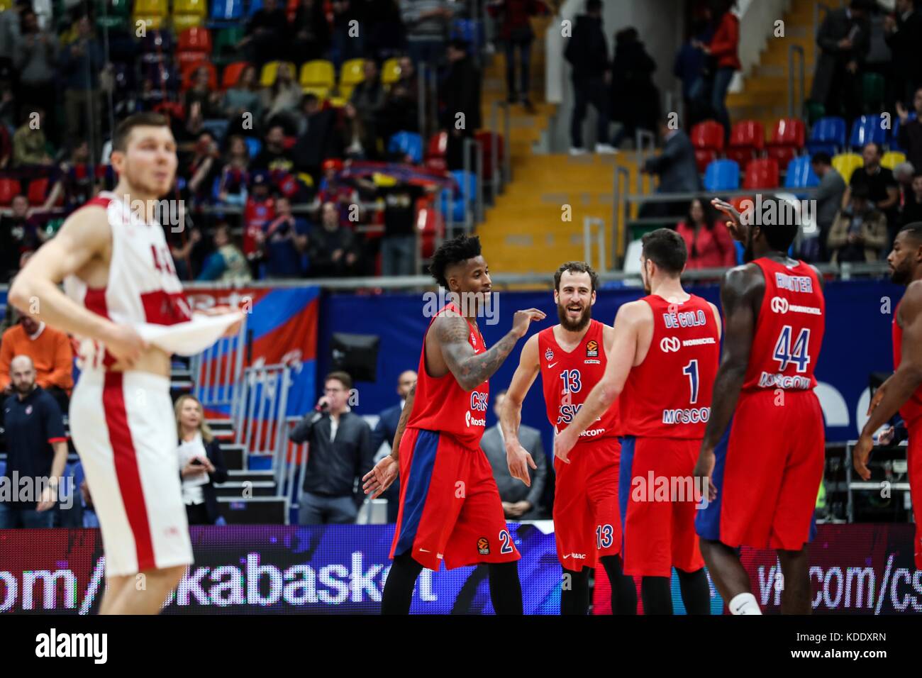 Moscou, Russie. 12 octobre 2017. Les joueurs du CSKA Moscou célèbrent après avoir remporté le match de basket Euroleague entre le CSKA Moscou et l'AX Armani Exchange Olimpia Milan à Moscou, Russie, le 12 octobre 2017. CSKA Moscou a gagné 93-84. Crédit : Wu Zhuang/Xinhua/Alamy Live News Banque D'Images