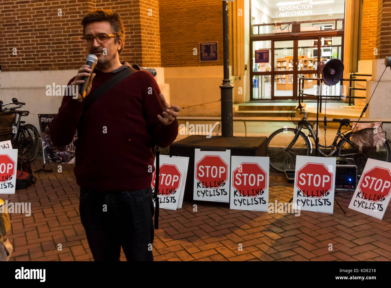 12 octobre 2017 - Londres, Royaume-Uni. 12 octobre 2017. Un homme tient une affiche écrite avec l'aide de sa fille de 8 ans lors de la veillée Die-In et protestation par Stop Killing Cyclists devant la mairie de Kensington & Chelsea après le meurtre par un poids lourd d'une jeune femme de 36 ans à Chelsea Bridge la semaine dernière, le deuxième cycliste tué par un poids lourd dans le quartier cette année. Kensington & Chelsea est l'un des pires arrondissements londoniens à s'opposer aux plans de voies cyclables protégées, de contournements cyclables d'arrêts de bus et de limites de vitesse de 20 km/h et n'a pas réussi à construire ne serait-ce qu'un mètre de voie cyclable protégée, forçant les cyclistes Banque D'Images