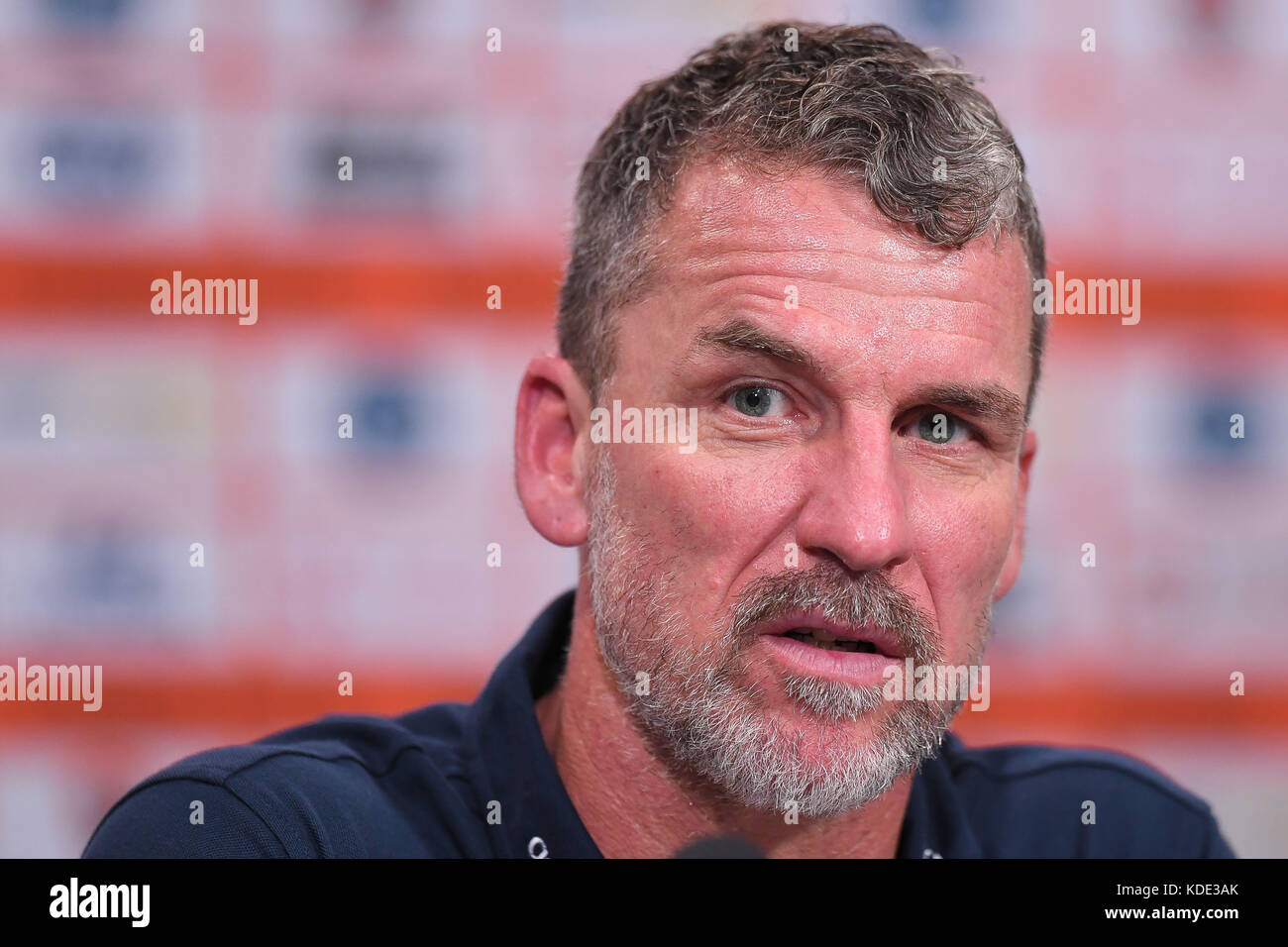 Brisbane, Queensland, Australie. 13 Oct, 2017. L'entraîneur-chef Marco Kurz Adélaïde parle aux médias après leur victoire dans la série 2 A-League match entre le Brisbane Roar et Adelaide United au stade Suncorp le 13 octobre 2017 à Brisbane, Australie. Credit : Albert Perez/ZUMA/Alamy Fil Live News Banque D'Images