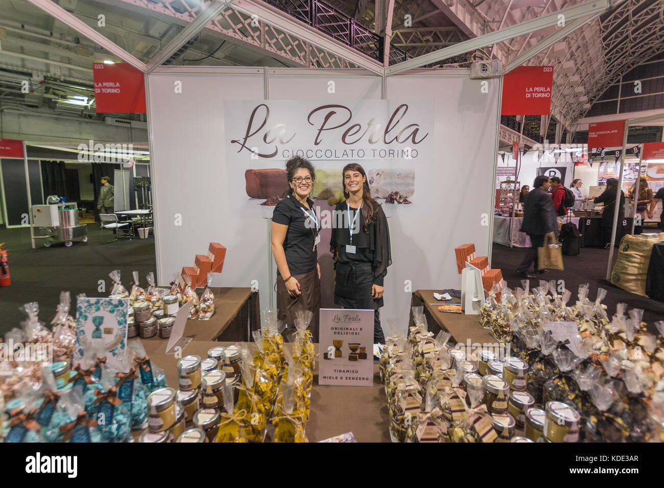 C'est le Chocolate Show 5th à Olympia à Londres. Tous les fabuleux chocolats à votre goût et à acheter. Les meilleurs chefs cuisinent diverses recettes, des œuvres d'art au chocolat et bien plus encore. Jusqu'au 15th octobre 2017 - la Perla (chocolat italien) Banque D'Images