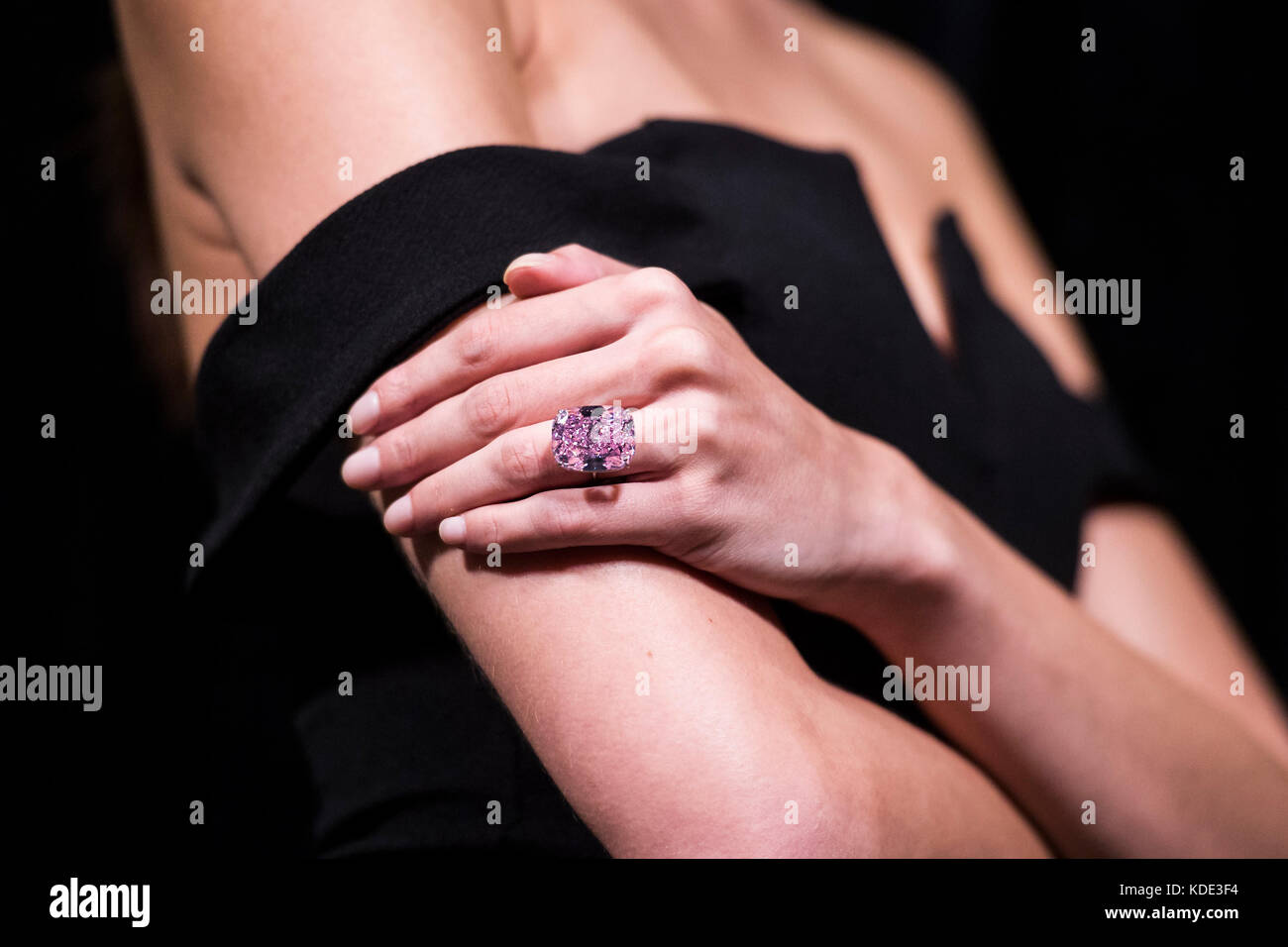 Londres, Royaume-Uni. 13 Oct, 2017. 'Le Raj Pink', le plus grand diamant rose intense fantaisie connue, pesant 37,30 carats - Estimation US$ 20 - 30 millions de dollars. Ce rare diamond seront en vedette lors de Sotheby's vente de bijoux magnifiques et nobles bijoux à Genève, le 15 novembre 2017. Crédit : Guy Bell/Alamy Live News Banque D'Images