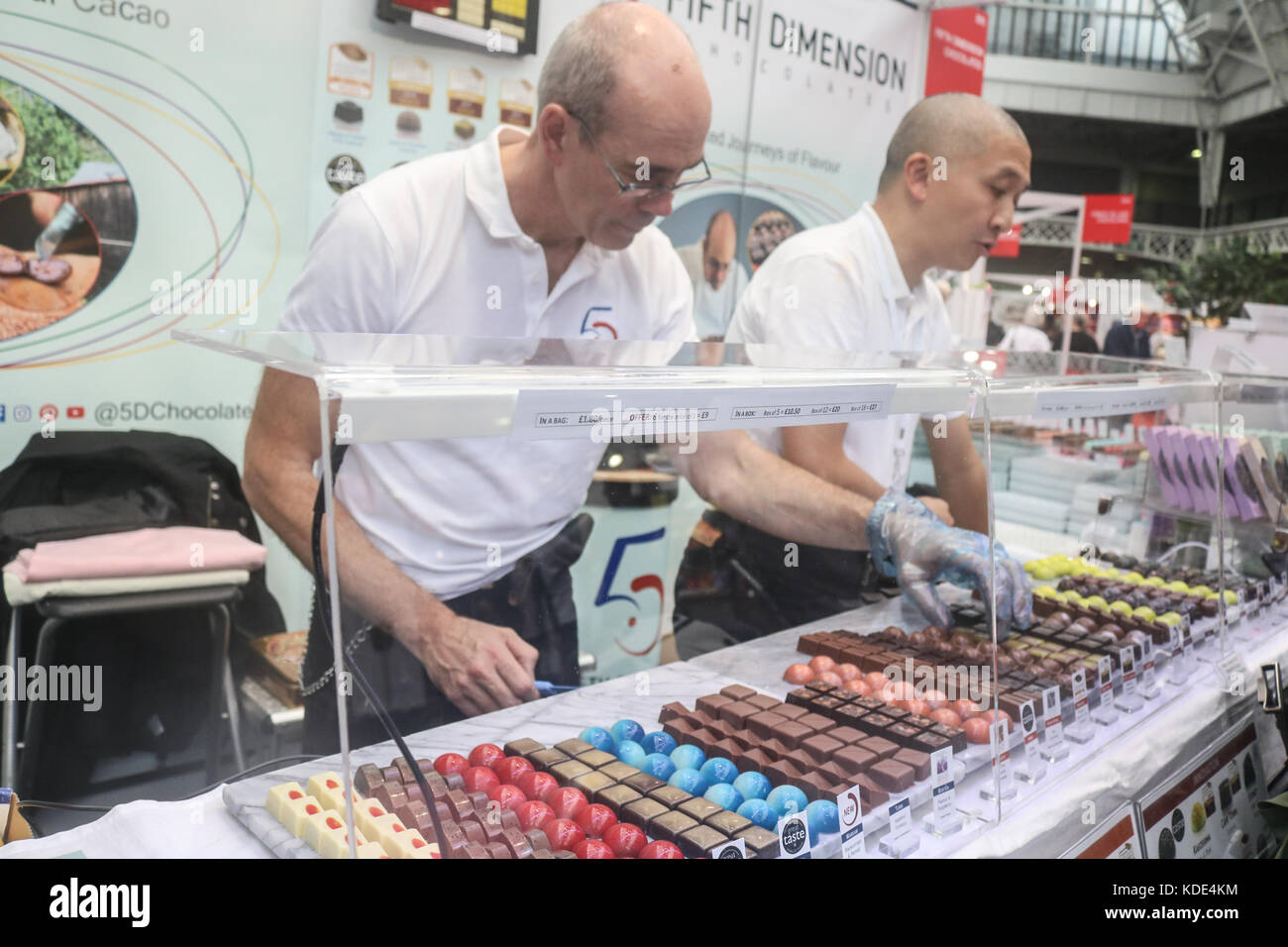 Londres, Royaume-Uni. 13th octobre 2017. Le Chocolate Show s'ouvre à l'Olympia de Londres et présente et célèbre une large gamme de produits de chocolat au cacao et de confiserie des producteurs de chocolat britanniques et internationaux crédit : amer ghazzal/Alay Live News Banque D'Images