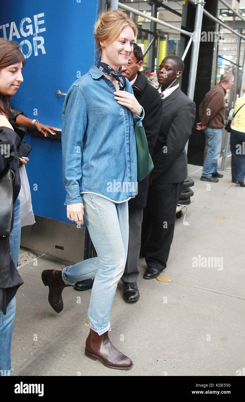 New YORK, NY - LE 13 OCTOBRE : Mackenzie Davis a vu après une apparition sur ABC's Good Morning America à New York City le 13 octobre 2017. Crédit : RW/MediaPunch Banque D'Images