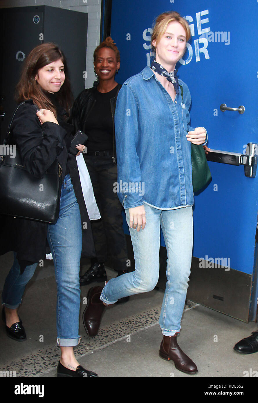 New YORK, NY - LE 13 OCTOBRE : Mackenzie Davis a vu après une apparition sur ABC's Good Morning America à New York City le 13 octobre 2017. Crédit : RW/MediaPunch Banque D'Images