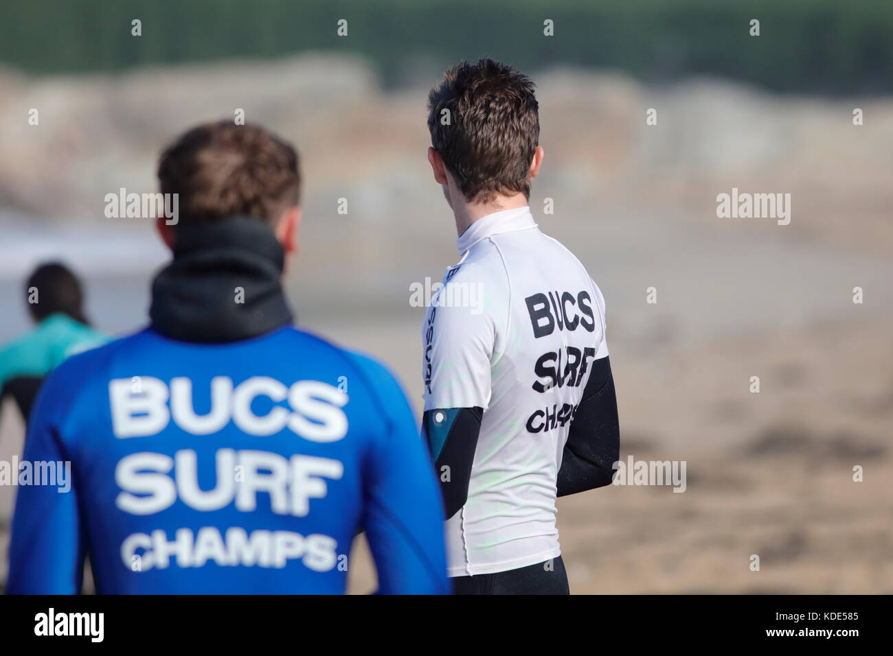 La plage de Fistral, Newquay, Cornwall, UK. 13 octobre, 2017. Les surfeurs prendre part au jour 1 de la chauffe et de la University College Sports la concurrence. De nombreux surfeurs du collège ont participé à l'événement de la juste les conditions météorologiques. Banque D'Images