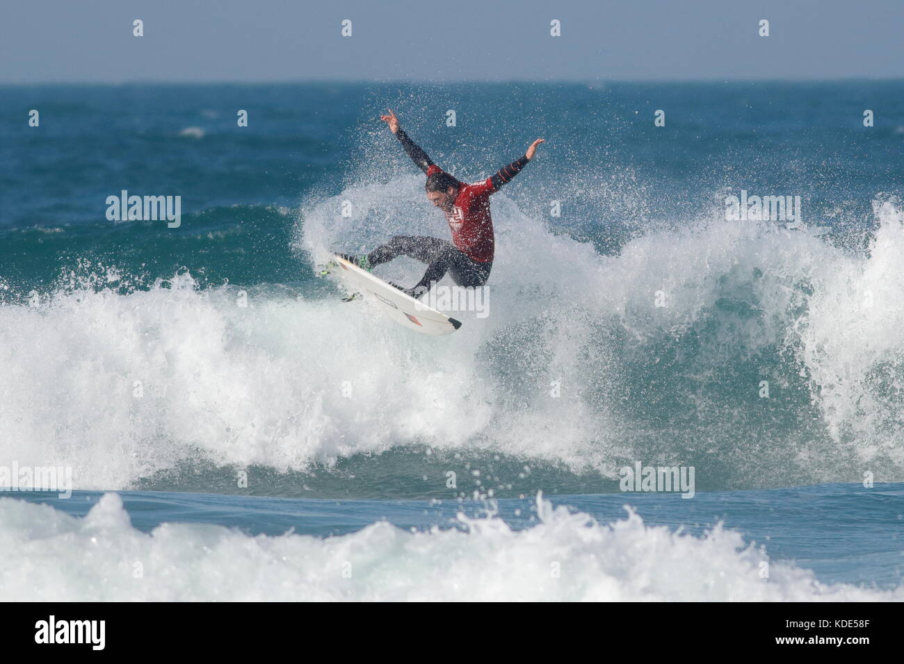 La plage de Fistral, Newquay, Cornwall, UK. 13 octobre, 2017. Les surfeurs prendre part au jour 1 de la chauffe et de la University College Sports la concurrence. De nombreux surfeurs du collège ont participé à l'événement de la juste les conditions météorologiques. Banque D'Images