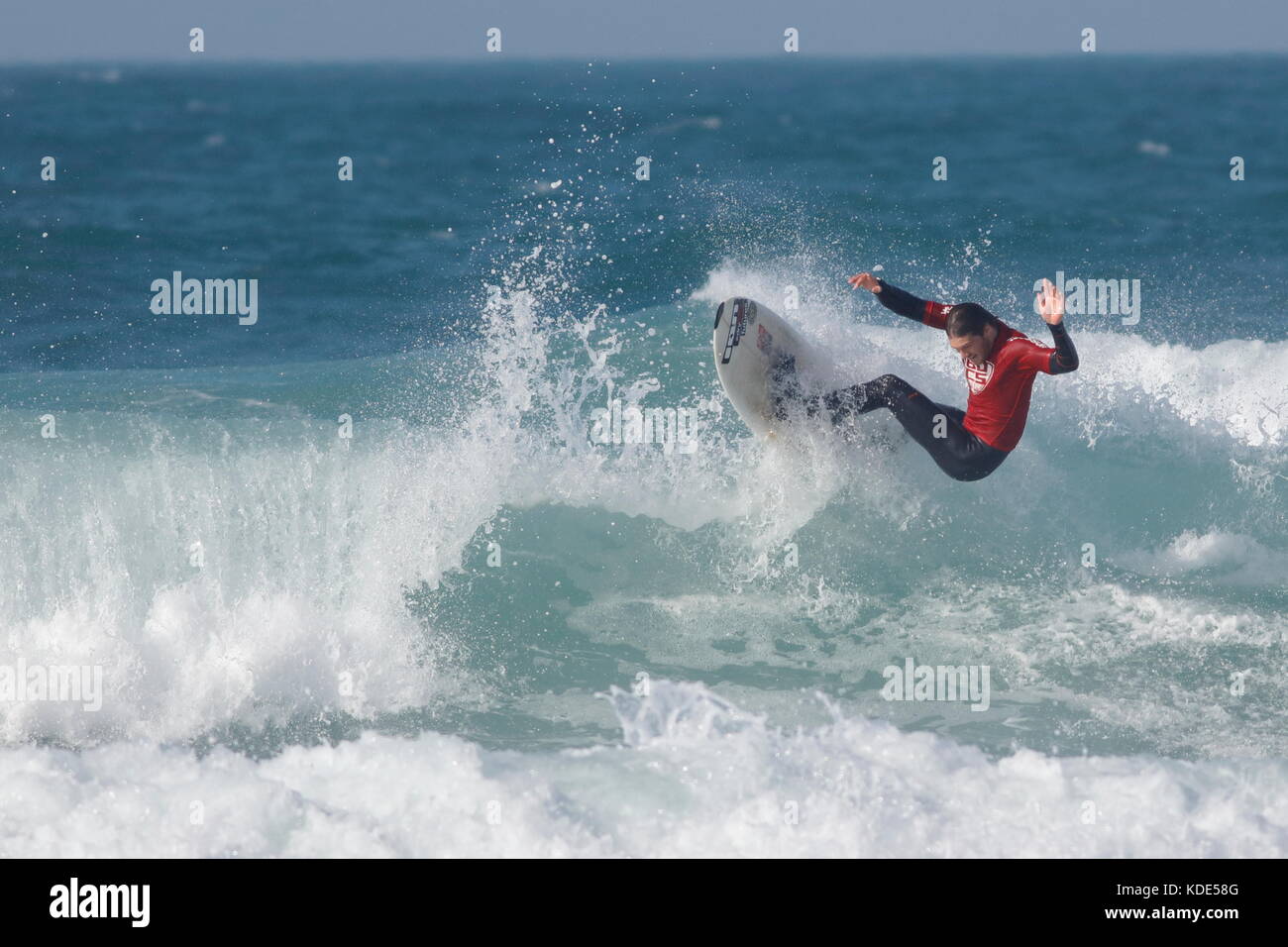 La plage de Fistral, Newquay, Cornwall, UK. 13 octobre, 2017. Les surfeurs prendre part au jour 1 de la chauffe et de la University College Sports la concurrence. De nombreux surfeurs du collège ont participé à l'événement de la juste les conditions météorologiques. Banque D'Images