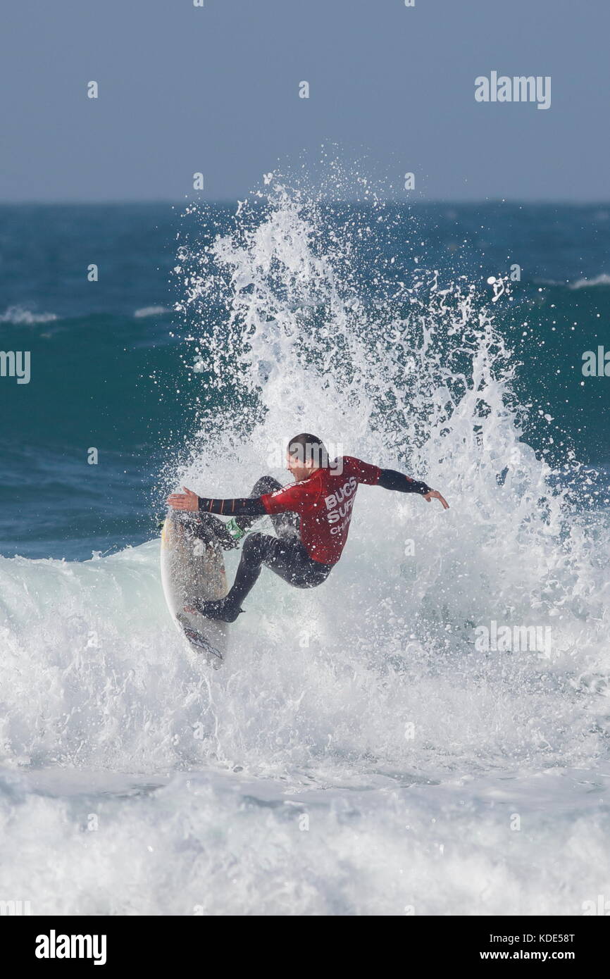 La plage de Fistral, Newquay, Cornwall, UK. 13 octobre, 2017. Les surfeurs prendre part au jour 1 de la chauffe et de la University College Sports la concurrence. De nombreux surfeurs du collège ont participé à l'événement de la juste les conditions météorologiques. Banque D'Images