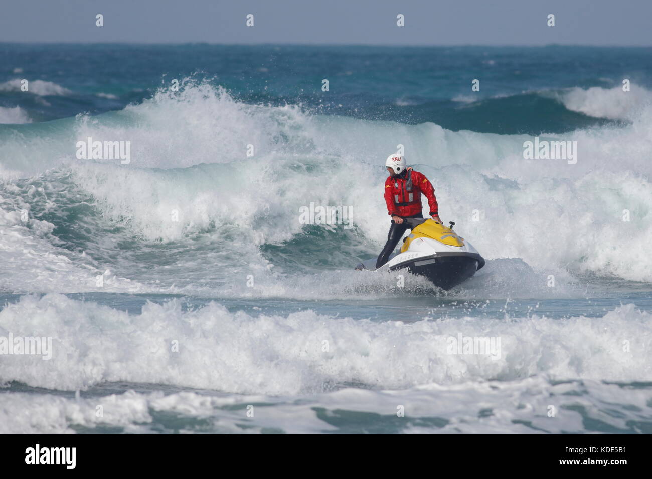 La plage de Fistral, Newquay, Cornwall, UK. 13 octobre, 2017. Les surfeurs prendre part au jour 1 de la chauffe et de la University College Sports la concurrence. De nombreux surfeurs du collège ont participé à l'événement de la juste les conditions météorologiques. Banque D'Images