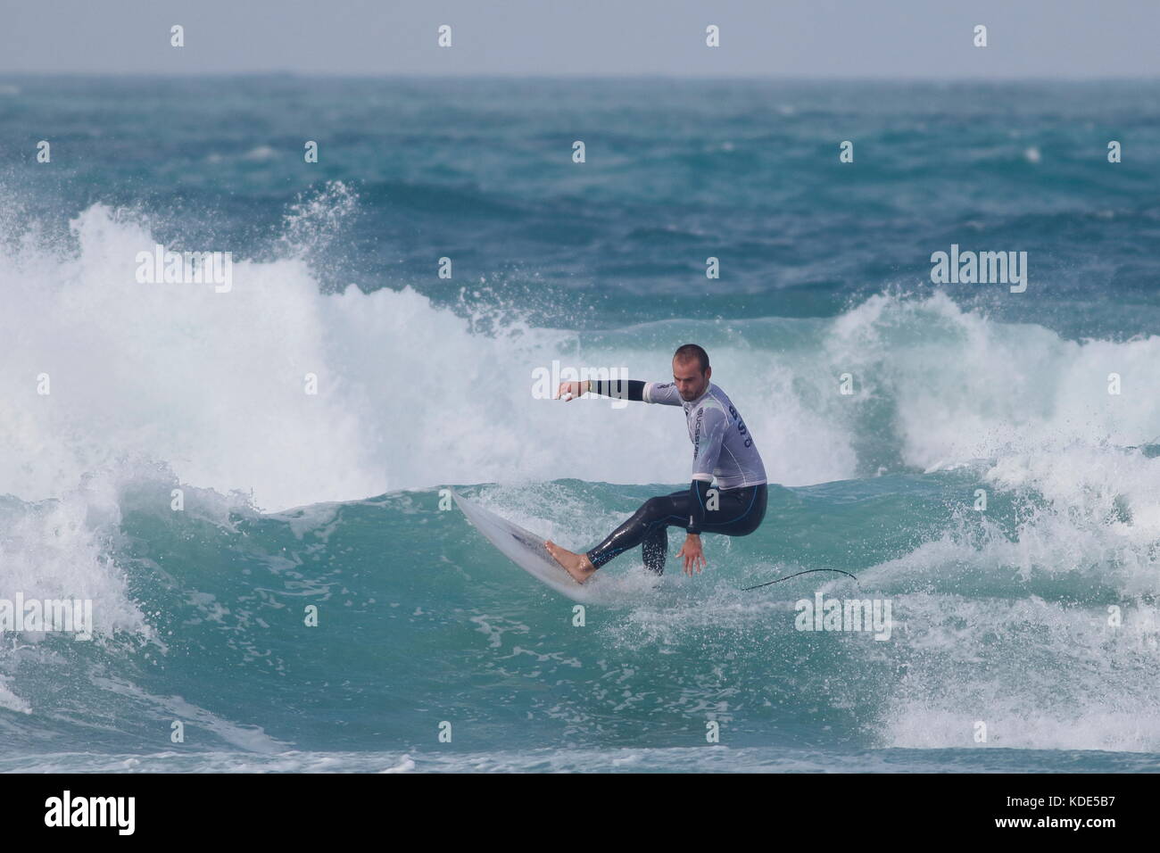 La plage de Fistral, Newquay, Cornwall, UK. 13 octobre, 2017. Les surfeurs prendre part au jour 1 de la chauffe et de la University College Sports la concurrence. De nombreux surfeurs du collège ont participé à l'événement de la juste les conditions météorologiques. Banque D'Images