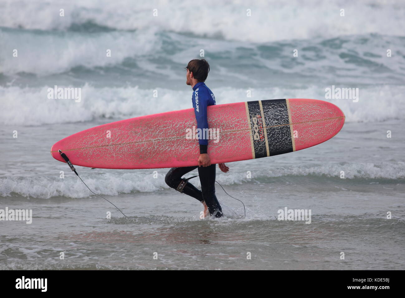 La plage de Fistral, Newquay, Cornwall, UK. 13 octobre, 2017. Les surfeurs prendre part au jour 1 de la chauffe et de la University College Sports la concurrence. De nombreux surfeurs du collège ont participé à l'événement de la juste les conditions météorologiques. Banque D'Images