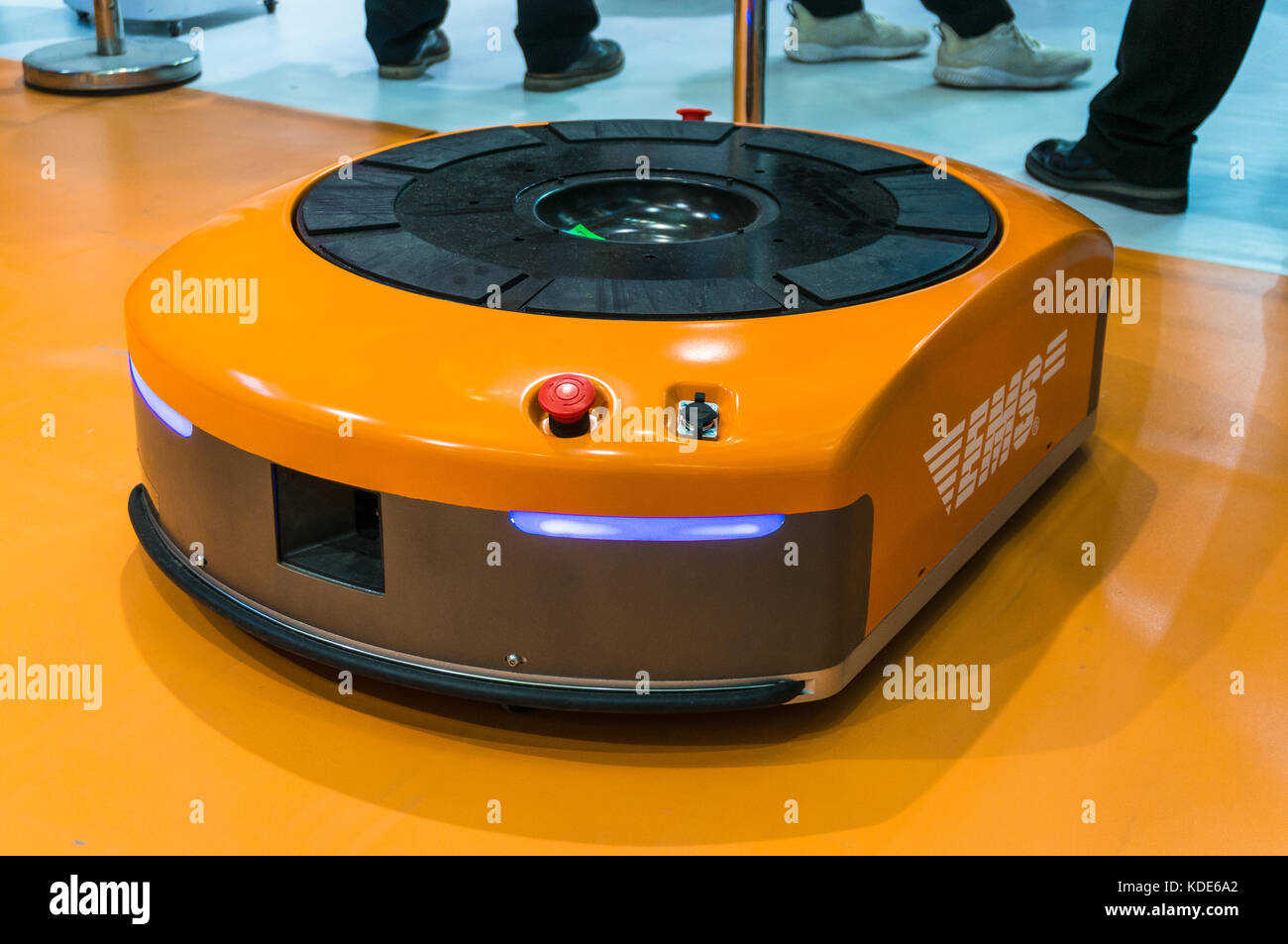 Robot de logistique qui déplace des marchandises à étagères pickers à 2017 la Chine juste de logistique et de transport. Banque D'Images