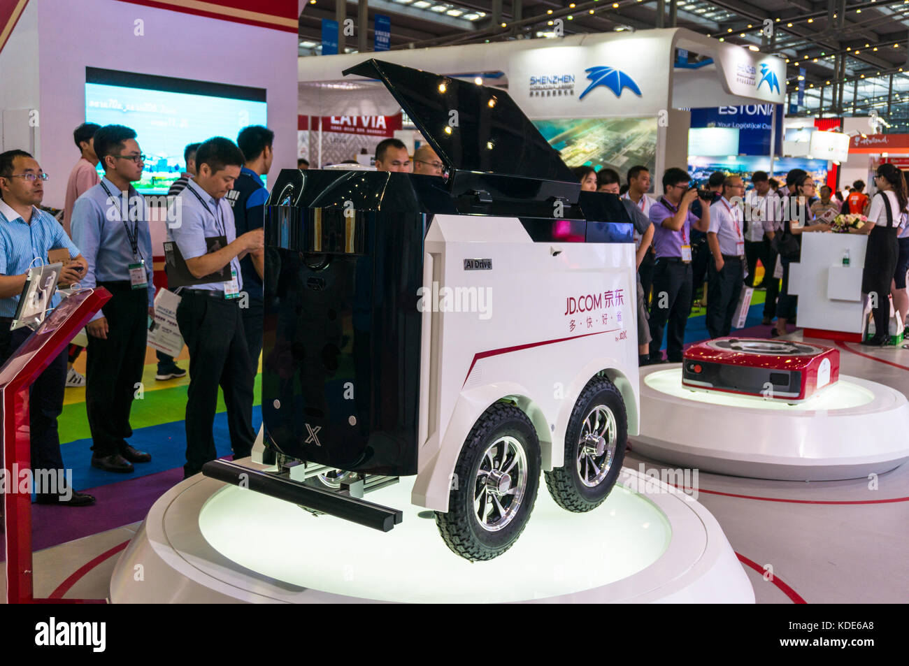 Détaillant en ligne chinois jd.com montrant des prototypes de robot et l'entrepôt de distribution de colis à robot 2017 Chine la logistique et le transport juste. Banque D'Images