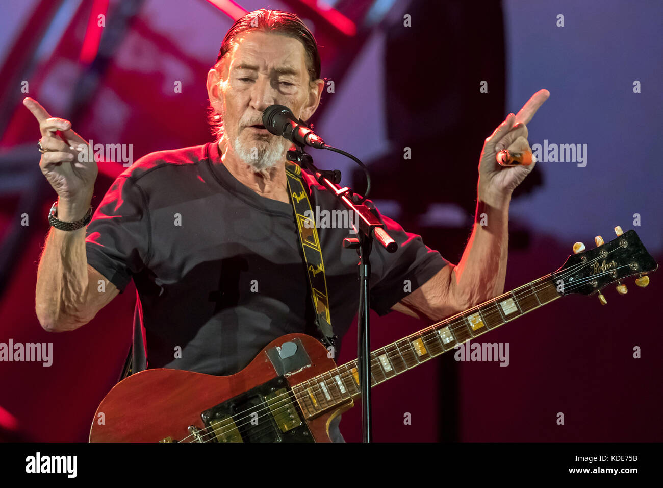 Erfurt, Allemagne. 13 octobre 2017. Chris Rea se perfectionne sur scène à l'ouverture de sa tournée « Road Songs for Lovers » dans la Messehalle à Erfurt, Allemagne, 13 octobre 2017. Cet homme de 66 ans joue douze concerts en Allemagne seulement; il a plus de concerts en Grande-Bretagne seulement. Crédit: Arifoto UG/Michael Reichel/dpa-Zentralbild/dpa/Alay Live News Banque D'Images