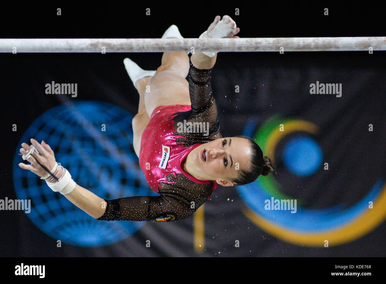 1 octobre 2017 - Montréal, Québec, Canada - LARISA IORDACHE à partir de la Roumanie joue sur les barres asymétriques au cours de la formation avant de podium concours tenu au Stade olympique à Montréal, Québec. (Crédit Image : © Amy Sanderson via Zuma sur le fil) Banque D'Images