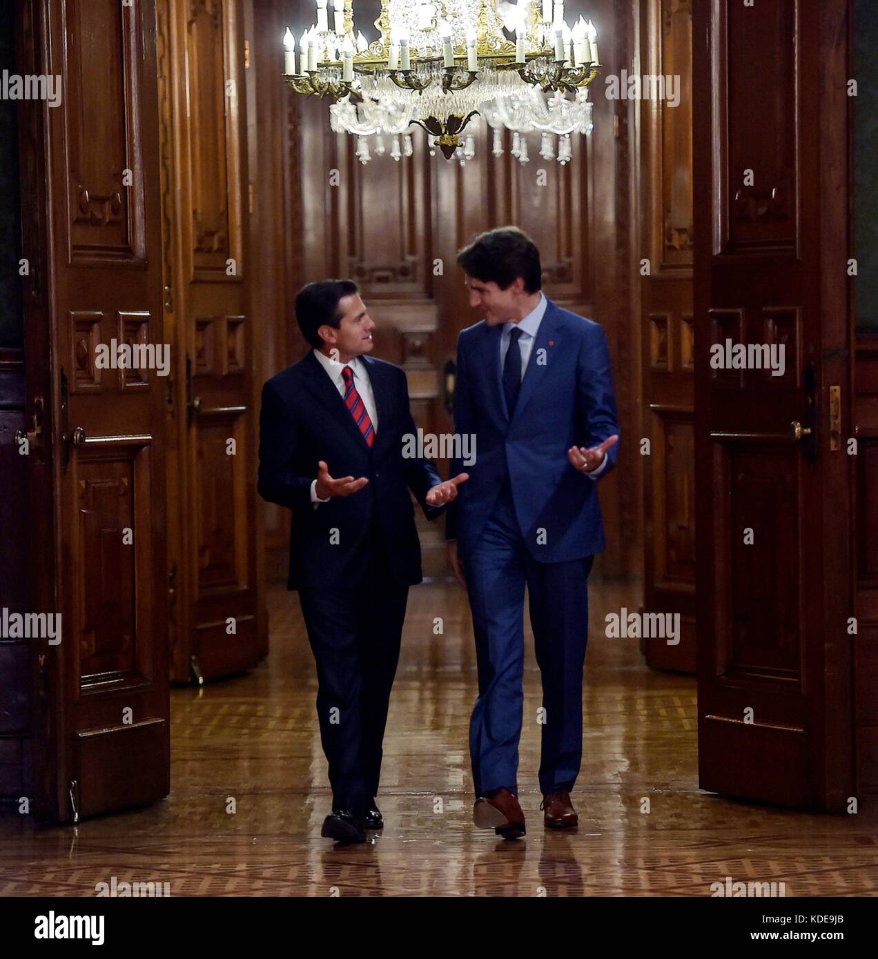 Le premier ministre du Canada, Justin Trudeau et le président mexicain Enrique pena nieto marcher ensemble à la suite d'une rencontre bilatérale au palais national le 12 octobre 2017 à Mexico, Mexique. Presidenciamx planetpix (via) Banque D'Images