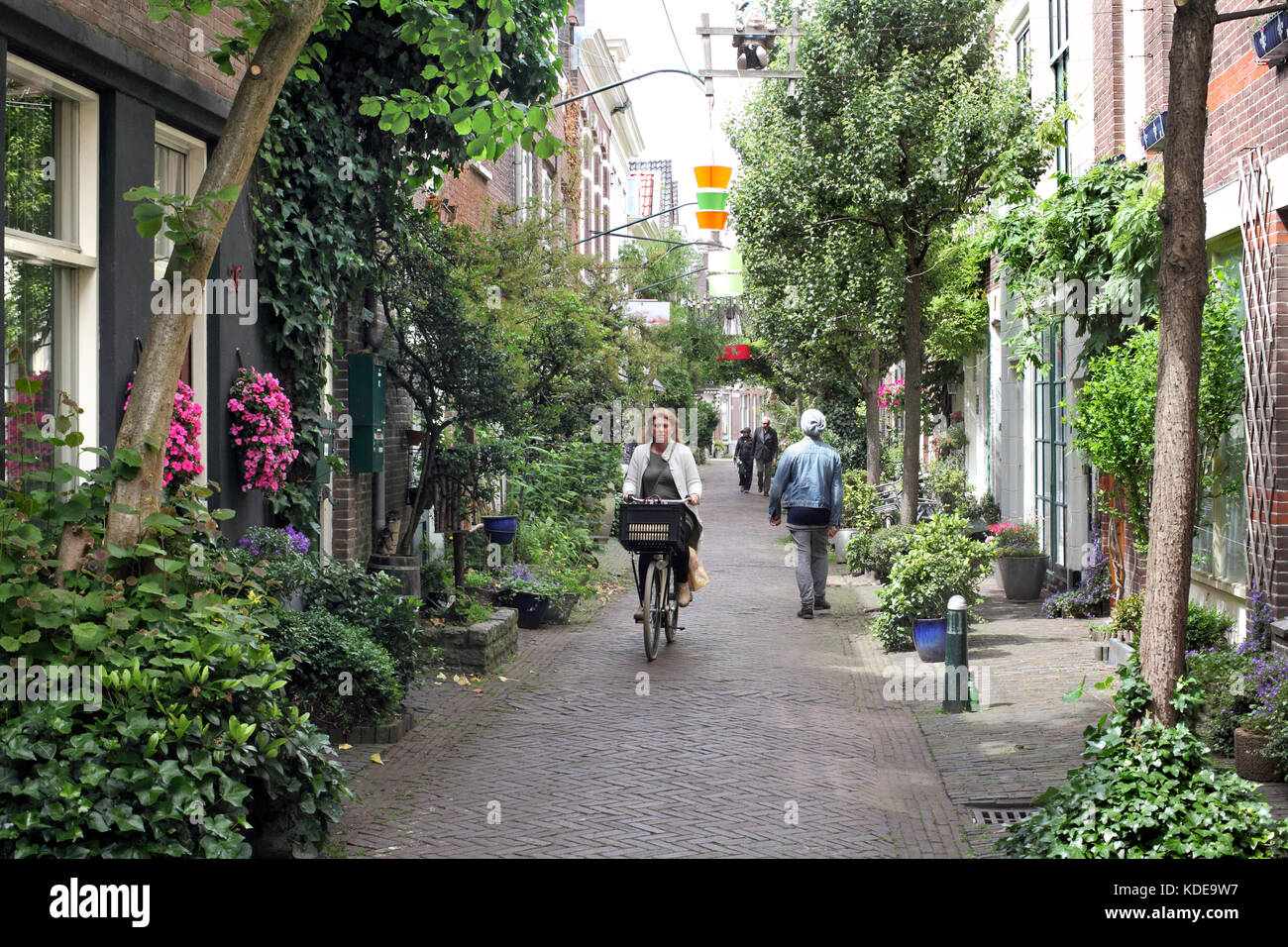 Piétons et cyclistes partager une étroite rue sans circulation dans le centre-ville de Haarlem, Hollande du Nord. Banque D'Images
