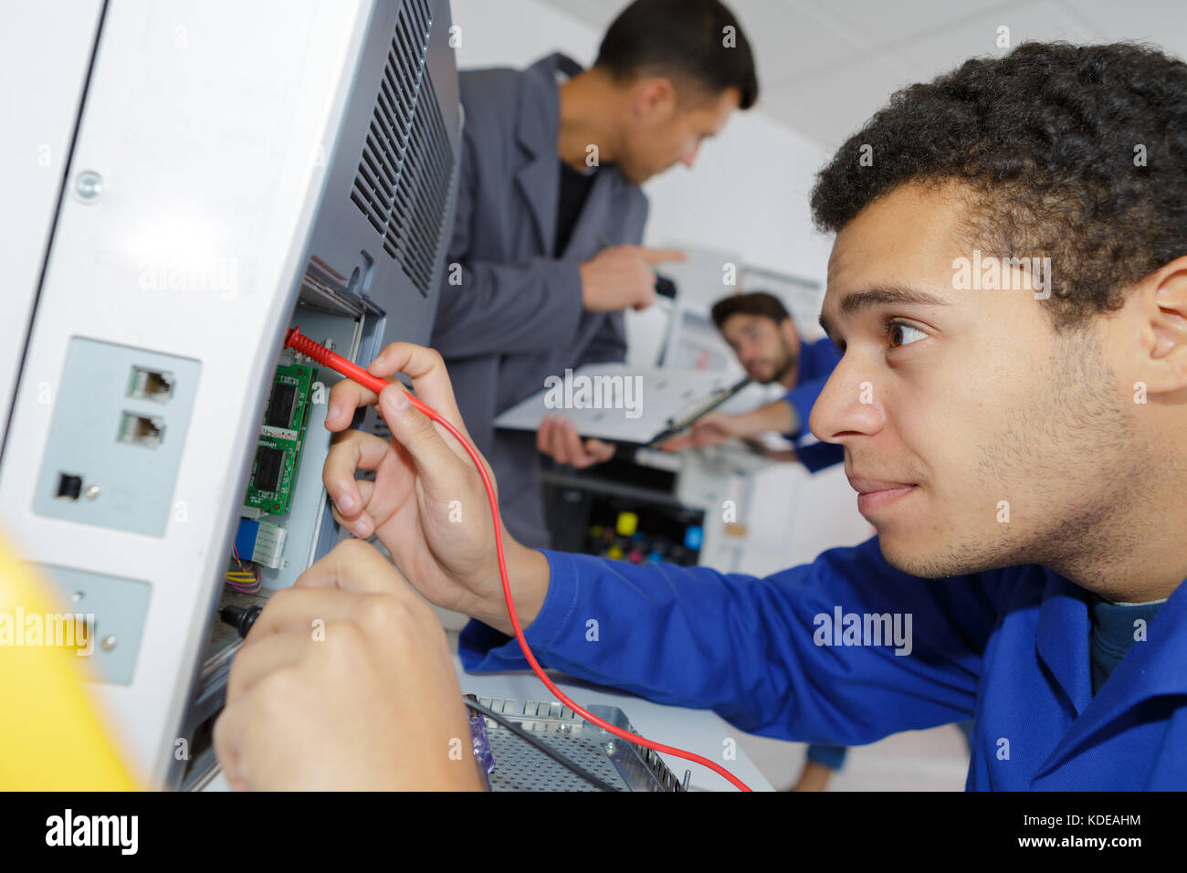 Fixer les câbles technicien Banque D'Images
