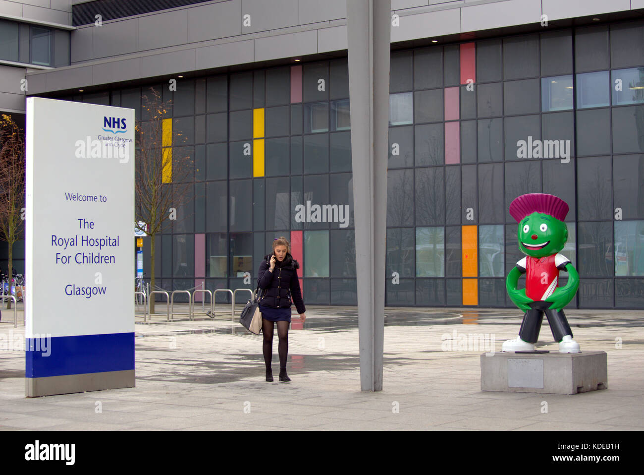 Queen Elizabeth University Hospital, Royal Hospital for Children, patients sur le chemin d'en haut avec le travailleur sur le nom de texte de signe mobile de téléphone intelligent Banque D'Images