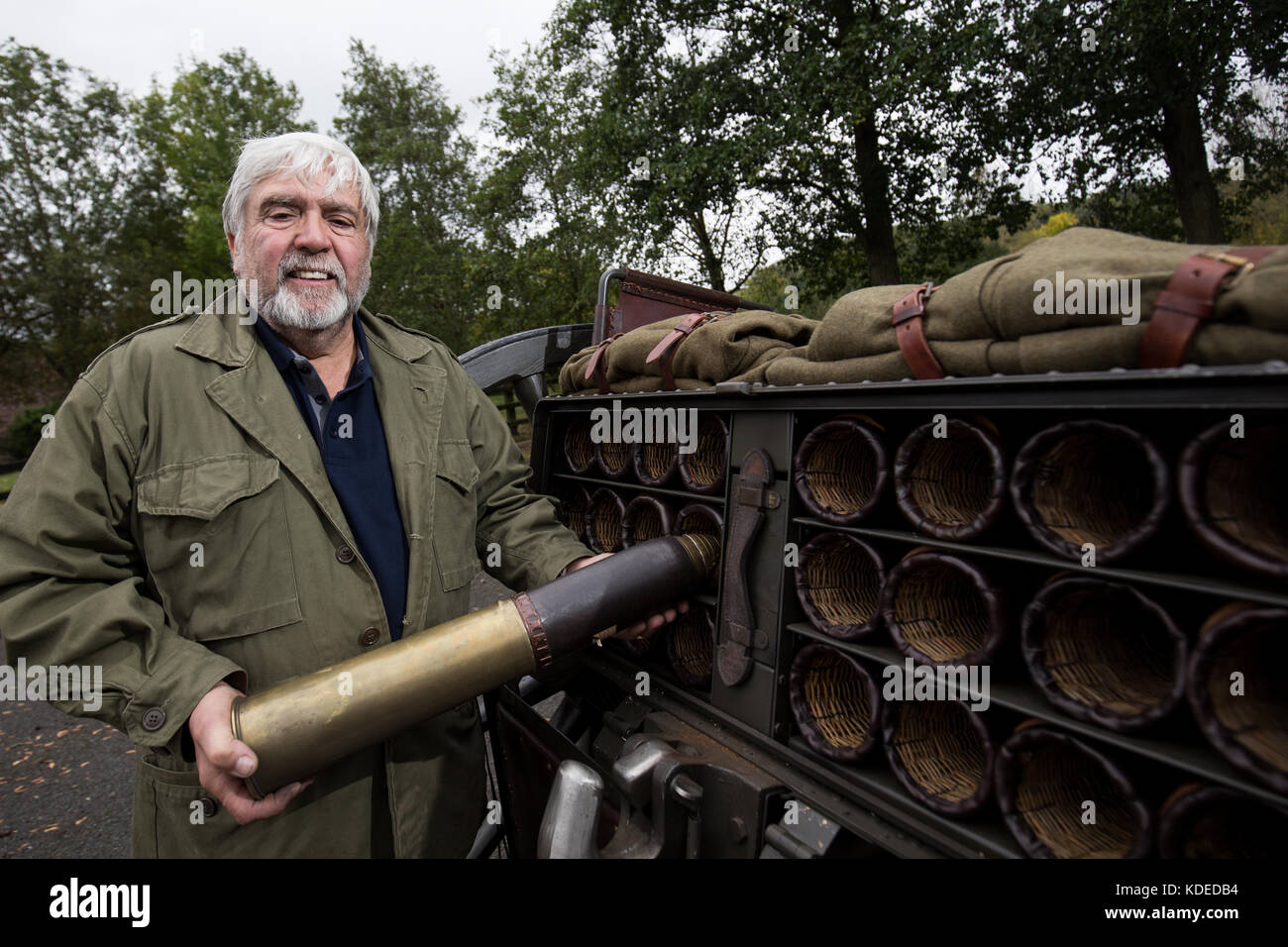 John Slough tient une coquille dud devant un limber Ammo Carrier, comme le célèbre forgeron historique,Qui se spécialise dans la remise en état des pièces d'artillerie de l'ancien Empire britannique, prend plus d'une douzaine de canons à un service à Lille, en France, pour saluer ceux qui sont tombés dans la bataille de Passchendaele il y a 100 ans. Banque D'Images