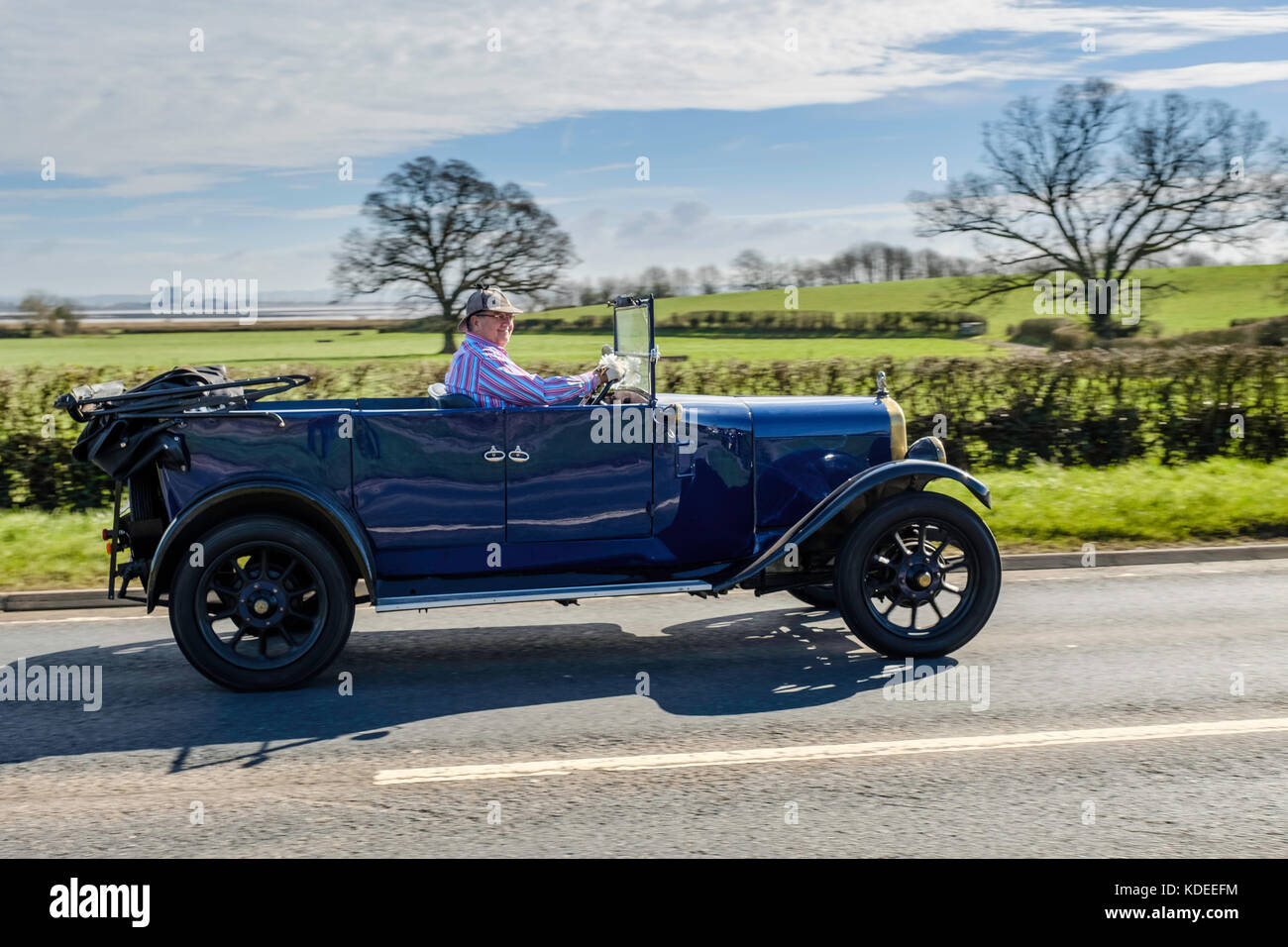 Voiture classique austin 1927 sur a48 à Chepstow gloucester avec centrale nucléaire sur le côté opposé de la rivière severn Banque D'Images