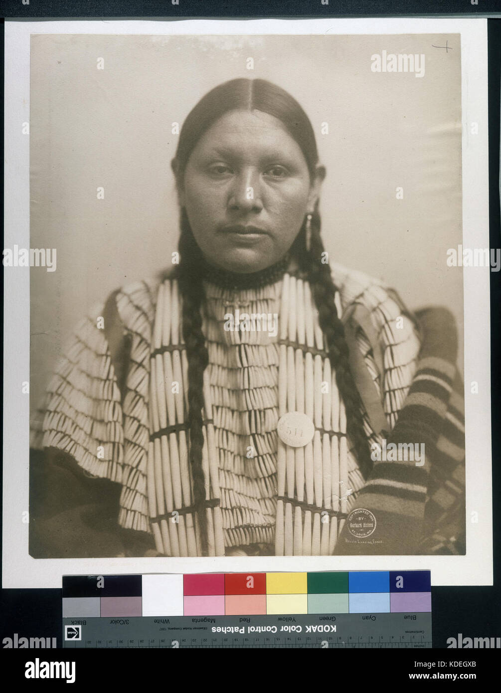 La photographie de Nellie Jumping Eagle, une femme Sioux, capture sa participation à l'exposition universelle de 1904 dans le cadre du Congrès indien et du Wild West Show de Cummin, documentant la culture amérindienne pendant l'événement. Banque D'Images