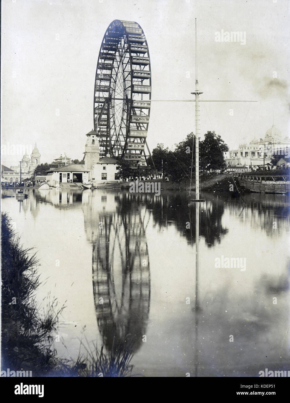 La roue d'observation et les U.S.A. Life Saving Station à l'Exposition mondiale de 1904. (Grande roue) Banque D'Images