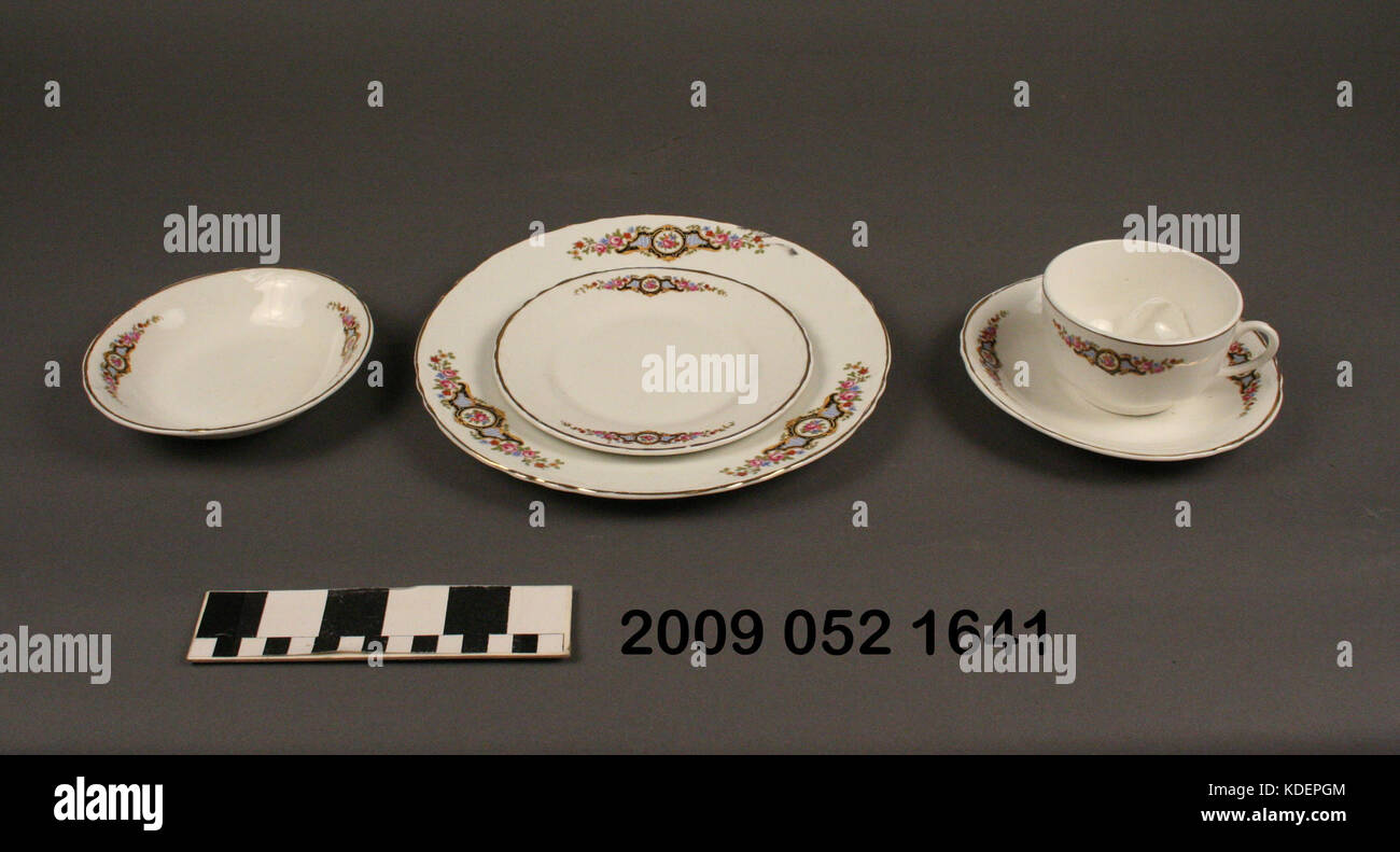 Ensemble incomplet de Owen Chine Médaille d'St. Louis rançon Assiettes, soucoupes et tasses Banque D'Images