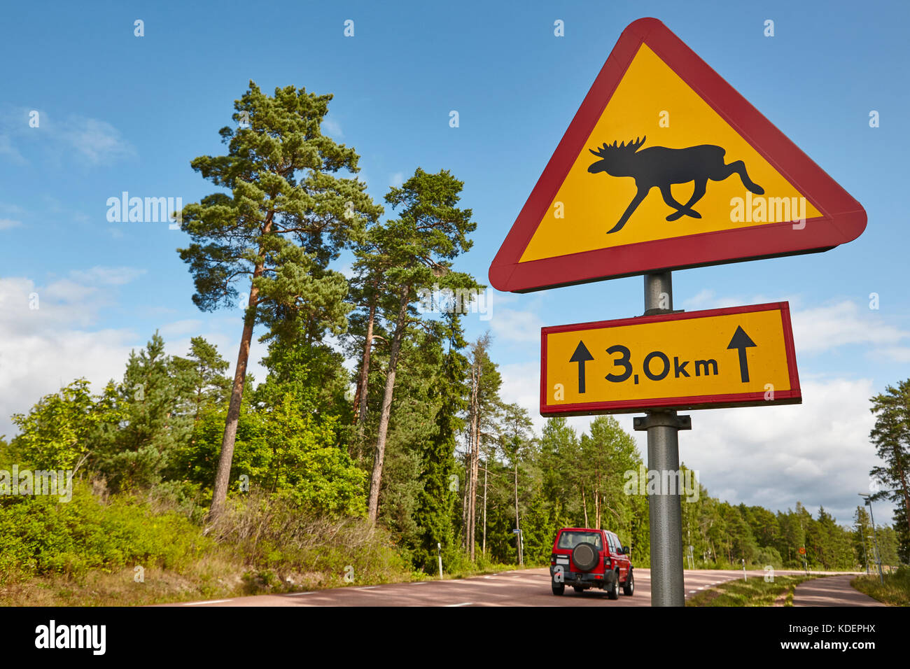 L'Orignal Wapiti road traffic signal sur un paysage finlandais La Finlande. Banque D'Images