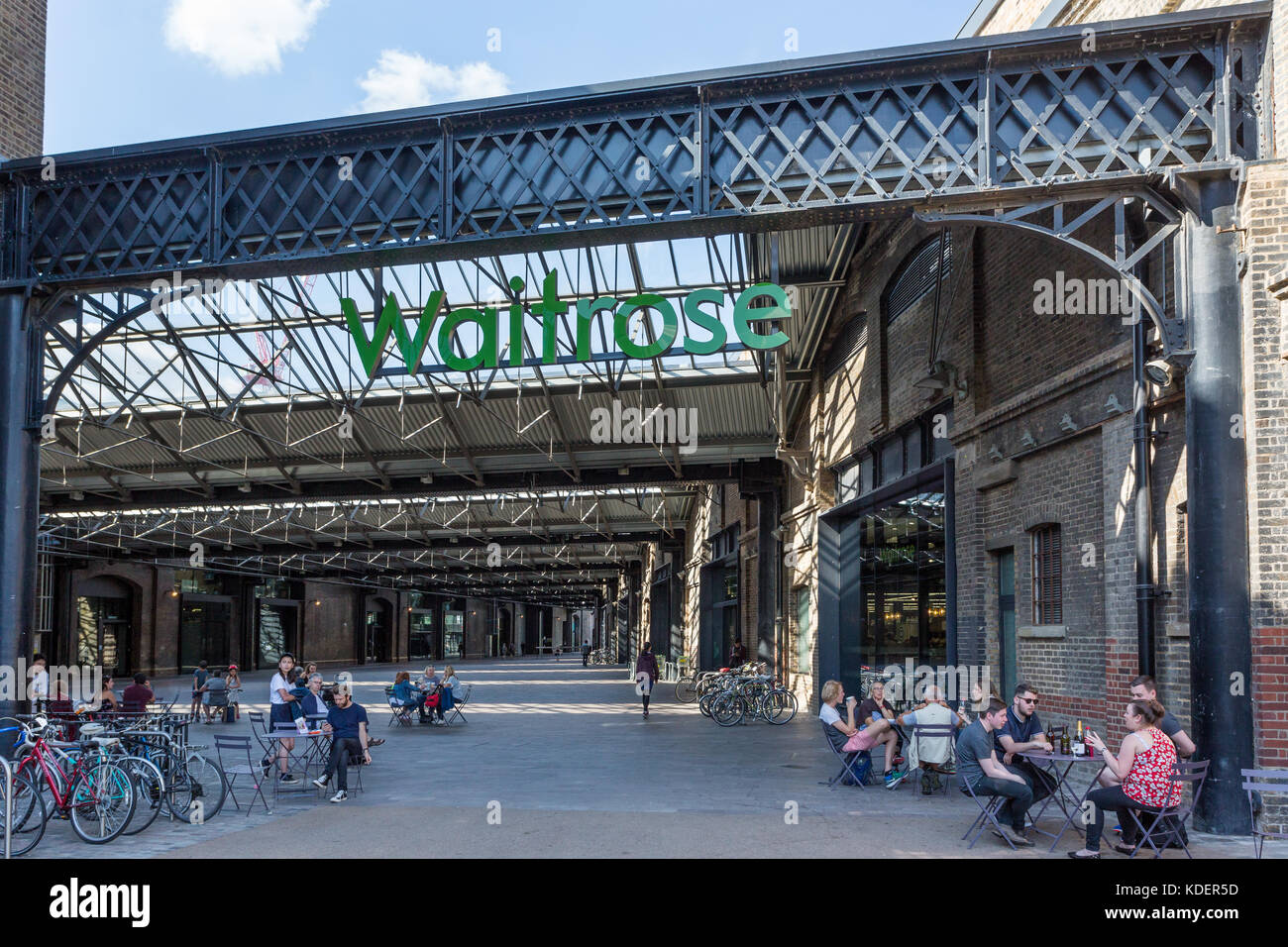 Waitrose et Westside Canopy par Midland Marchandises Shed, King's Cross, Londres, UK Banque D'Images