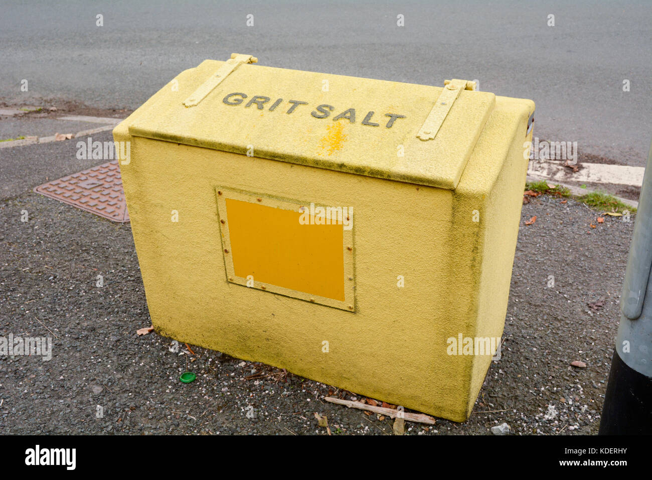 Contenant jaune au niveau de la chaussée avec options de sable ou de sel pour les conducteurs par mauvais temps Banque D'Images