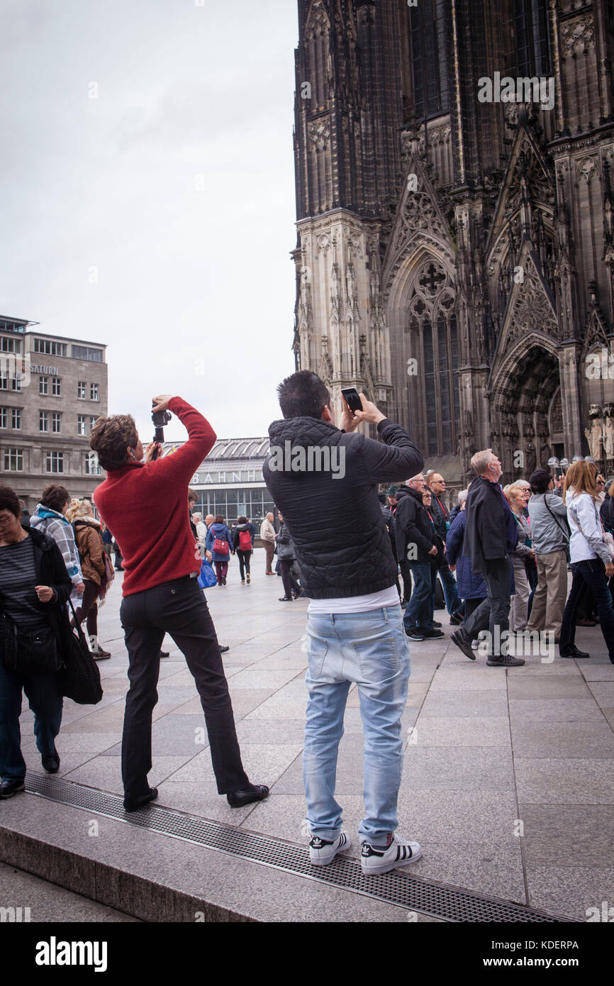 Europe, Allemagne, Cologne, touristes prenant des photos de la cathédrale. Europa, Deutschland, Koeln, Touristen fotografieren den Koelner Dom. Banque D'Images